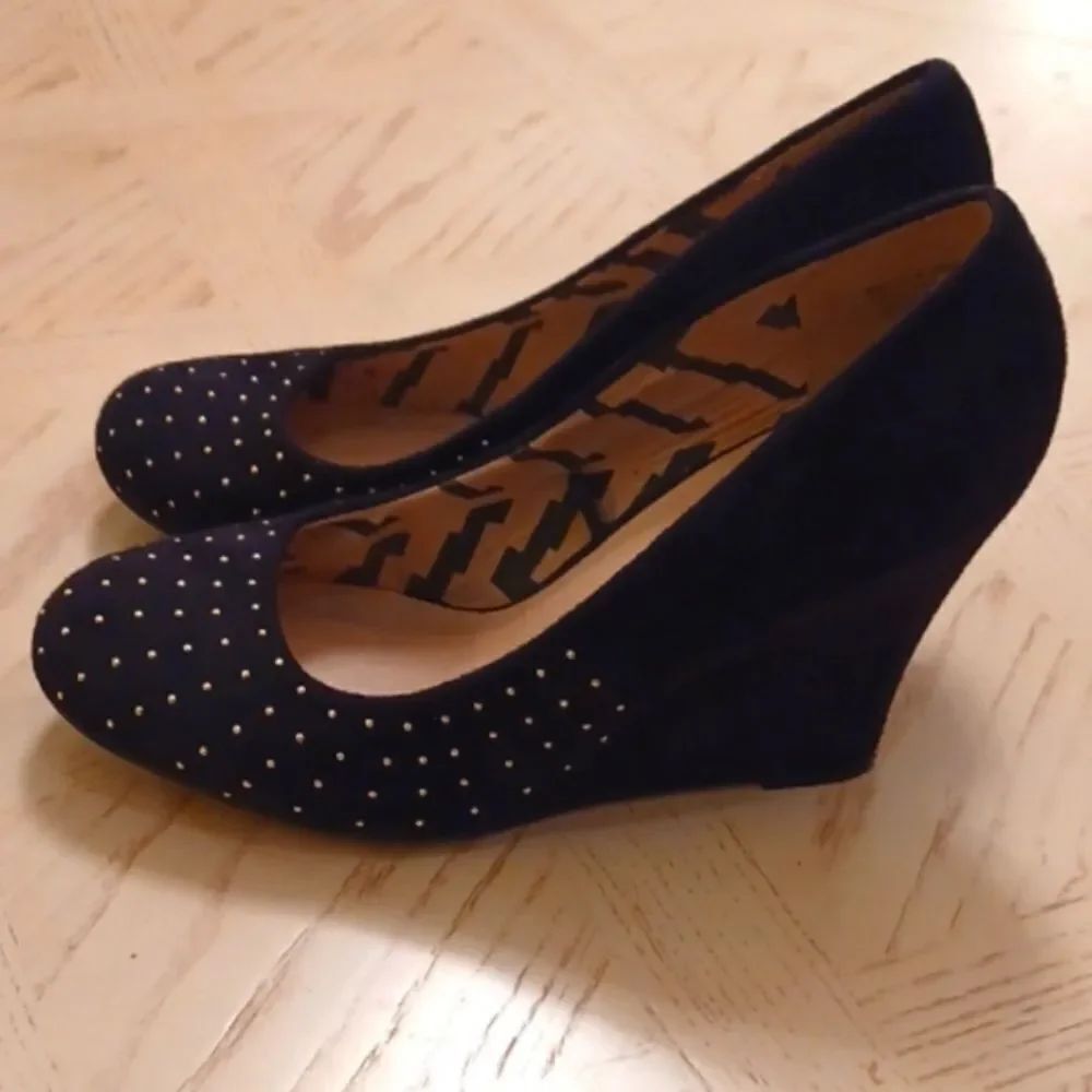 BLACK SUEDE REPORT WEDGE STYLE BLACK SHOES